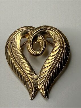 Vintage outstanding Jeri Lou Gold tone Heart-Shaped Feather Motif scarf clip